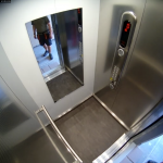 pohled do malé výtahové kabiny